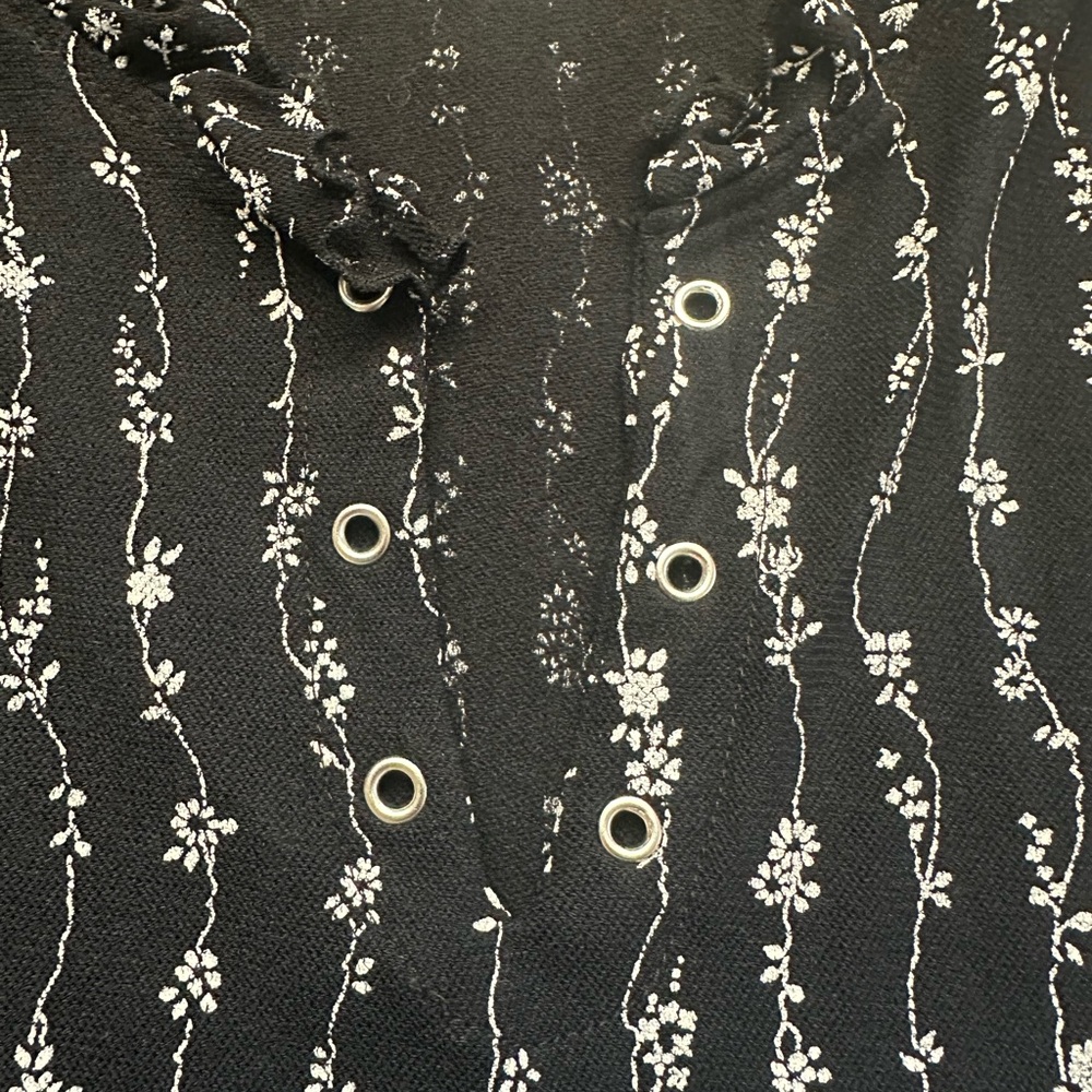 Y2K Black and White Floral Crop Top - Picture 4 of 6